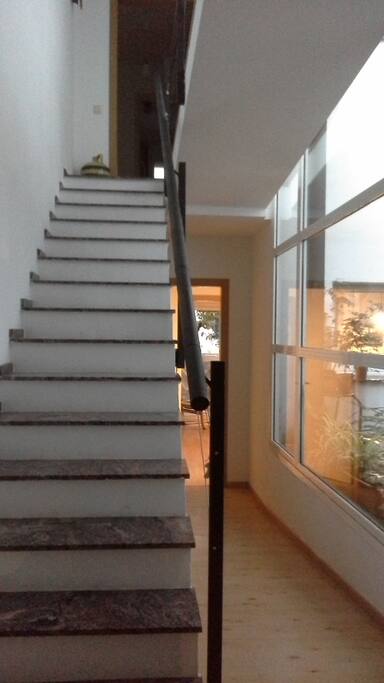 El acceso a los espacios se hace por una escalera interior.