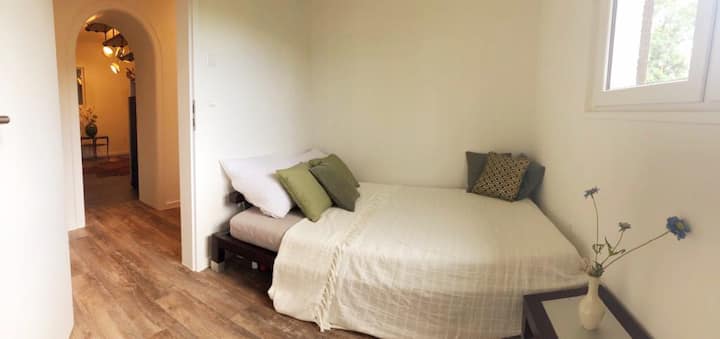 Schlafzimmer 2 mit 1, 40 m Bett, Einzelzimmer
- Schlafzimmer 2 mit 1,40 m Bett, Einzelzimmer, (Panorama)