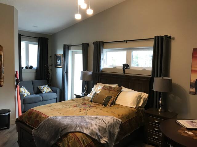 Slippery Slopes BnB - Room 2
315 Ash St, Valemount