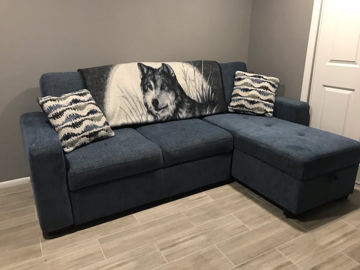 Ტახტი, რომელიც სათამაშო ოთახში დასაძინებლად გამოდის. 