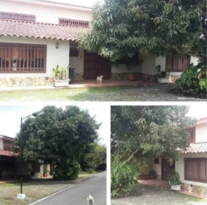Frente de la casa campestre,dentro de uno de los condominios mas exclusivos de la ciudad.