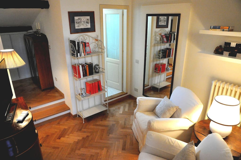 Living room - armchairs, mirror, shelves