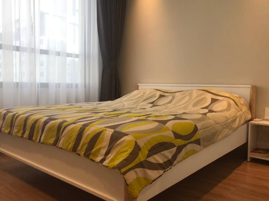 Queen bed with wide window and beautiful city view