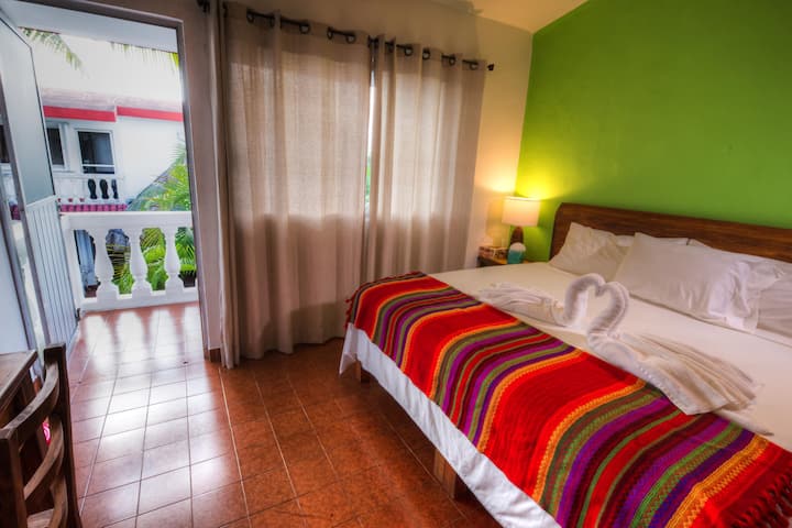 Dormitorio principal con balcón @VillasColibriCozumel