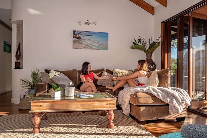 Netflix proporcionó  , salón muy cómodo y terraza propia para entretenerse con televisores interiores y exteriores. Sofá cama extraíble disponible en esta espaciosa área abierta también.