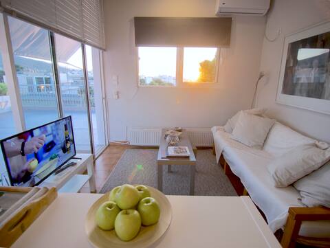 Popular Airbnb listing: American roof apartment with huge terrace and view in Περιφερειακή Ενότητα Βορείου Τομέα Αθηνών