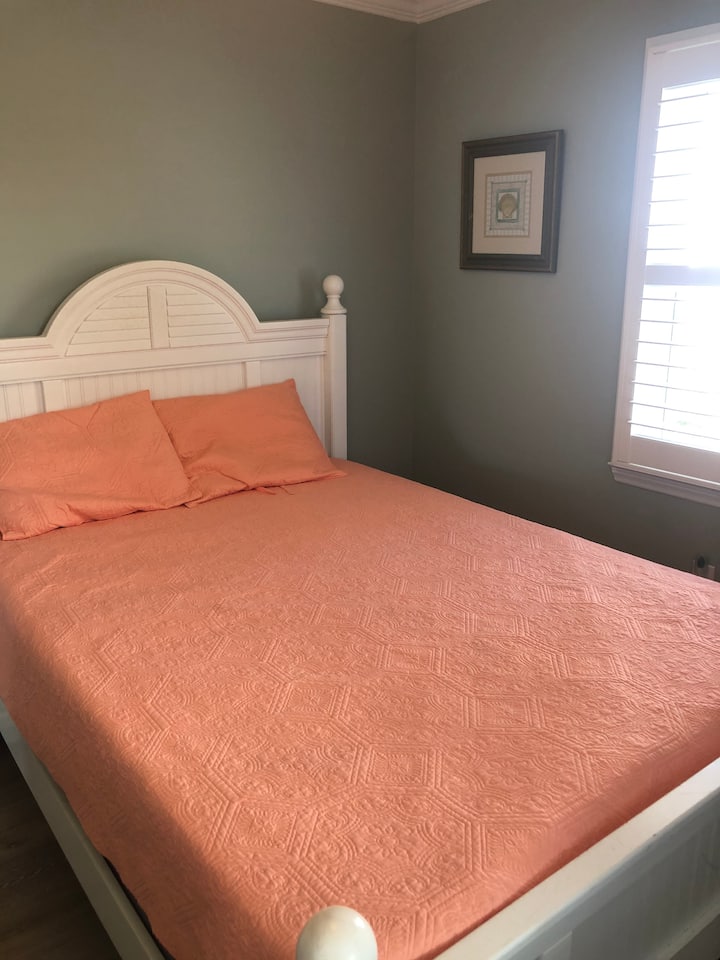 Спална соба со брачен кревет (широк 150 - 179 см)