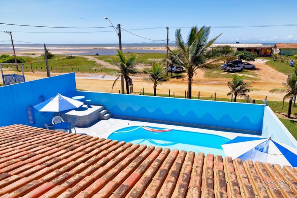 Piscinas, rio e praia