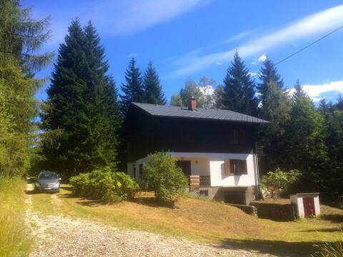 Your cottage with creek, HotPot & 5 bedrooms