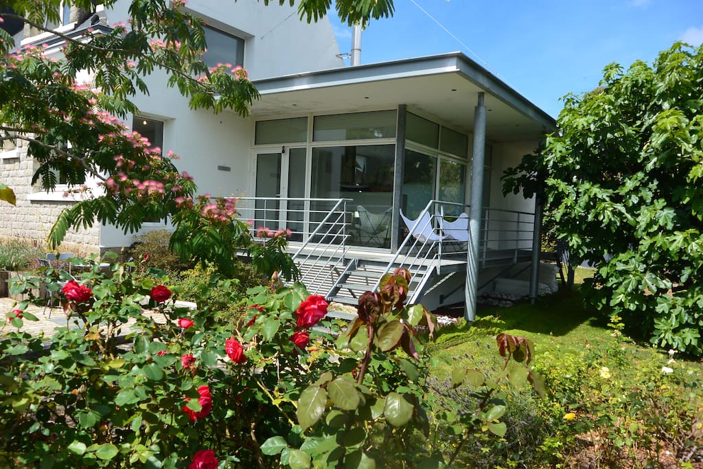 Eingang. Zubau mit Terrasse und großem Wohnzimmer.