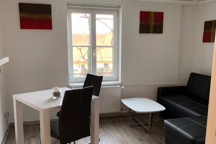 8053: *Stilvolle, neu sanierte Villa in Stragang zu verkaufen* - Dieses gepflegte Einfamilienhaus wurde im Jahr Das LKH Graz, Bahnhof, Straganger Bad, Kino etc. sind rasch erreichbar. PROVISIONSFREIER Single-Hit in Stragang. Hackhofergasse, 8053 Graz intertecinc.com Stragang - IMMMO
