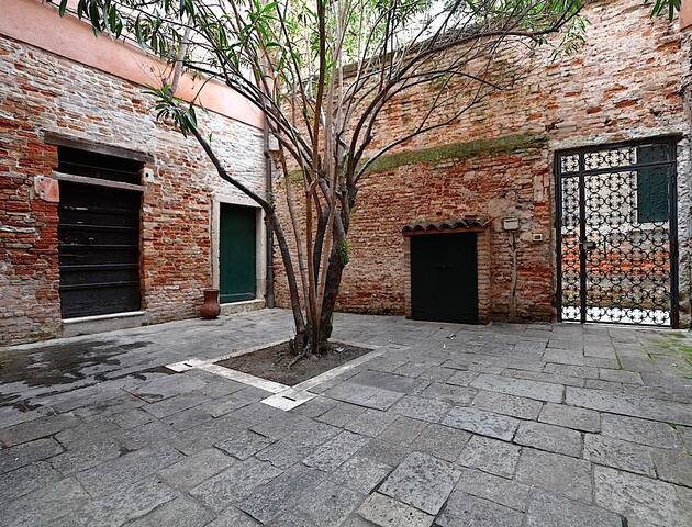 Chandeliers Apartment San Stae gallery image 4