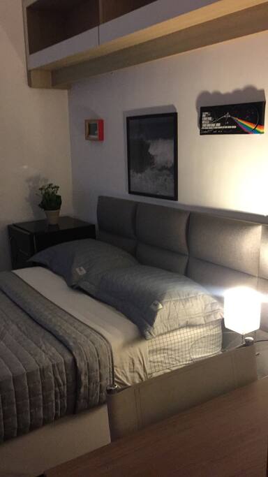 Outro angulo da cama junto com a mesa de escritorio.