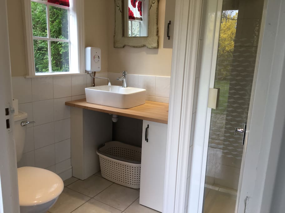 Separate shower room and loo