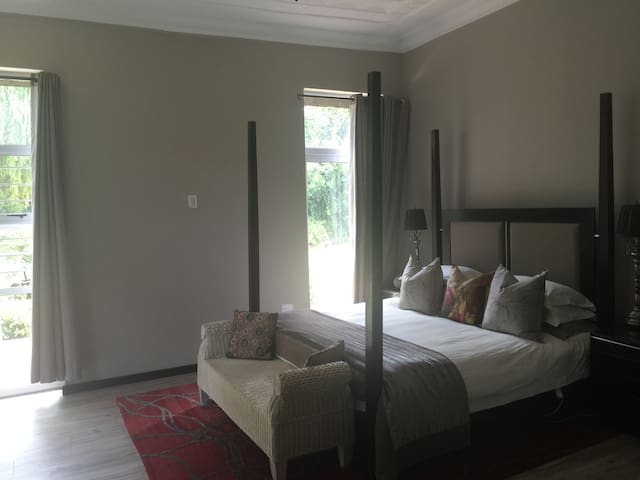 Linden convenience - unlimited Wifi spacious suite