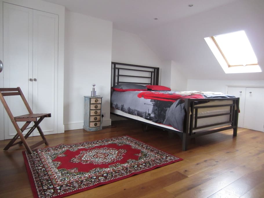 Your beautiful room with kingsize bed, Tempur mattress, Tempur pillows, chest of drawers and wardrobe!