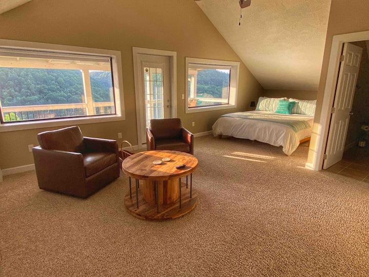 Ამ მაღლა მდებარე მთავარ საძინებელს აქვს ცალკე აივანი, რომლიდანაც ტბის შესანიშნავი ხედი იშლება! Მას, ასევე, აქვს მიმაგრებული სააბაზანო და 50"-იანი სმარტ-ტელევიზორი ოთახის გასწვრივ, მოსასვენებელი სივრციდან. 