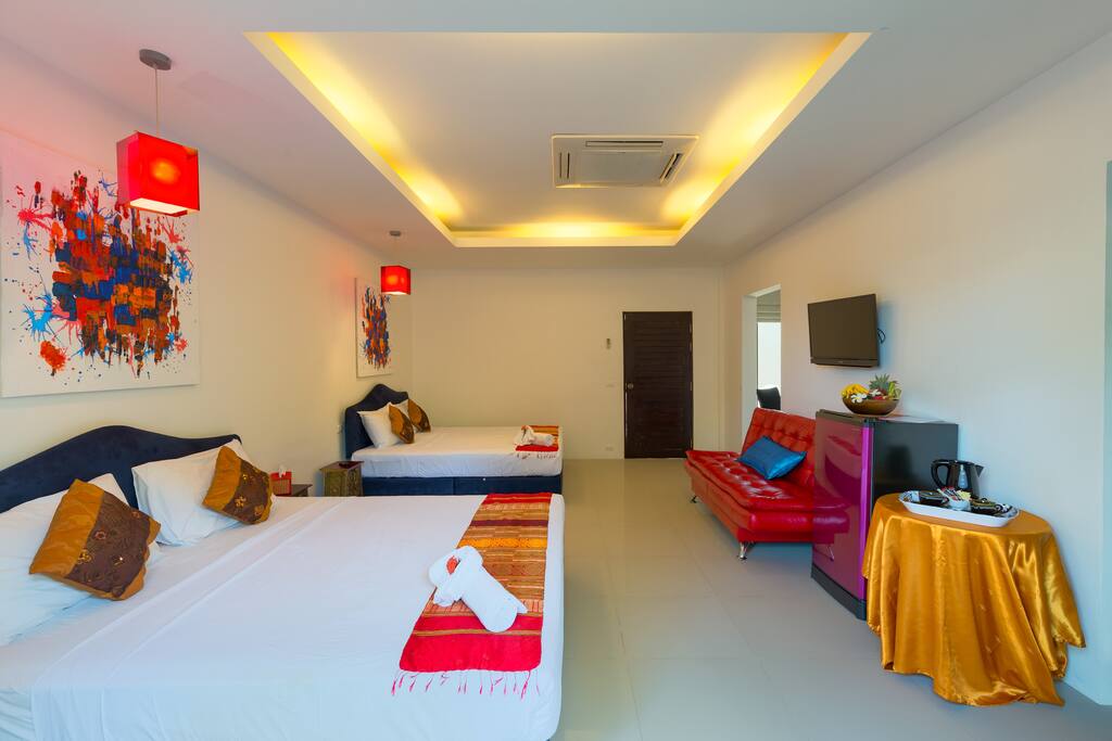 Quadruple Room with Garden and Pool in Nai Harn - เมืองภูเก็ต의 게스트 스위트에서 살아보기... 