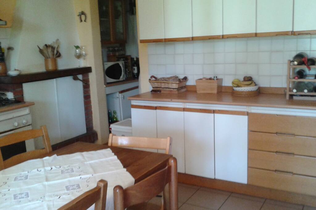 cucina a piano terra, attrezzata ( il frigorifero e nel rientro.tavolo per 6 persone. disponibile anche 1 sedia tipo stocke per bambino