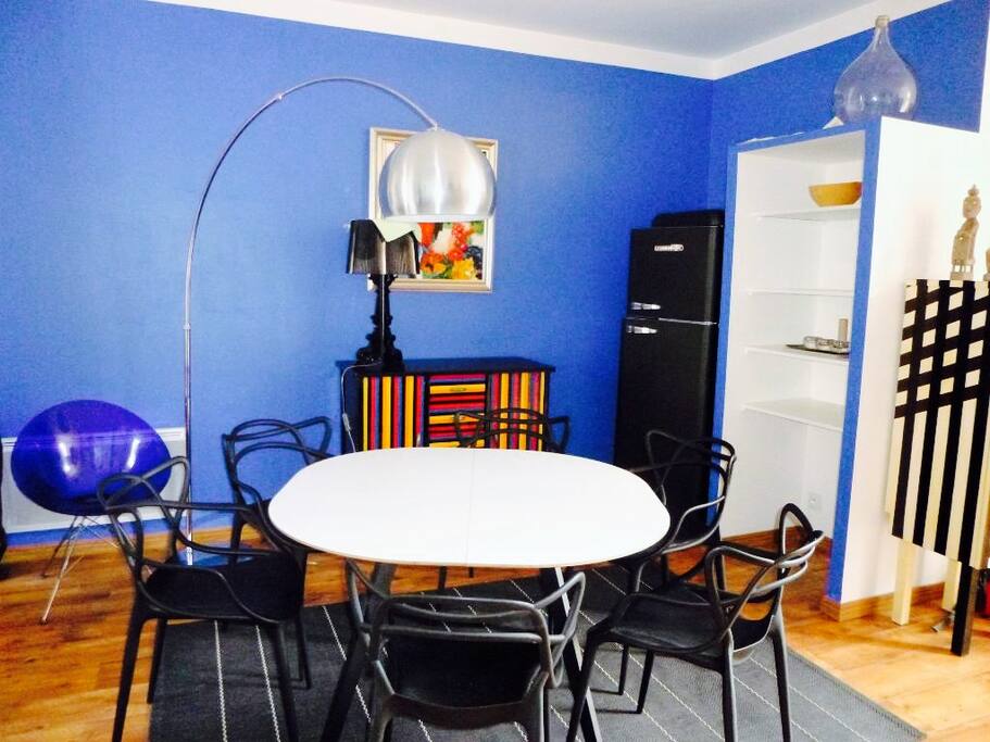 Piece de vie 52m2
lumineuse , cuisine ouverte et équipée.
