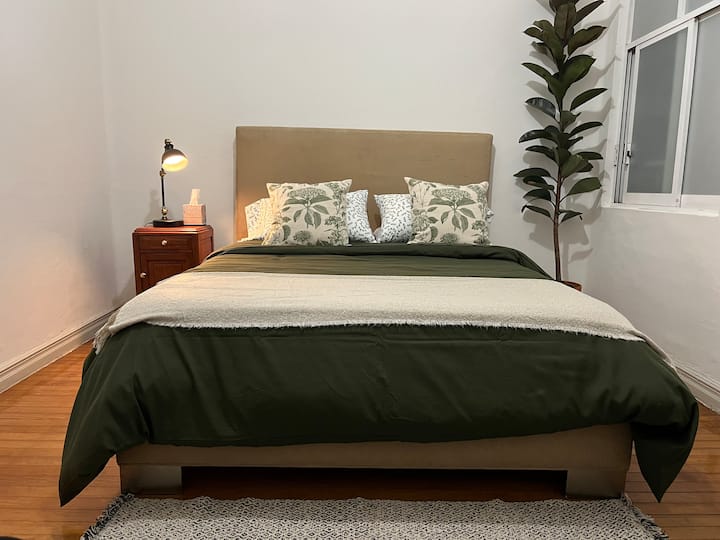 Questa accogliente camera ha un letto matrimoniale con materasso in memory foam e 2 diversi tipi di cuscini, morbidi e duri. 
