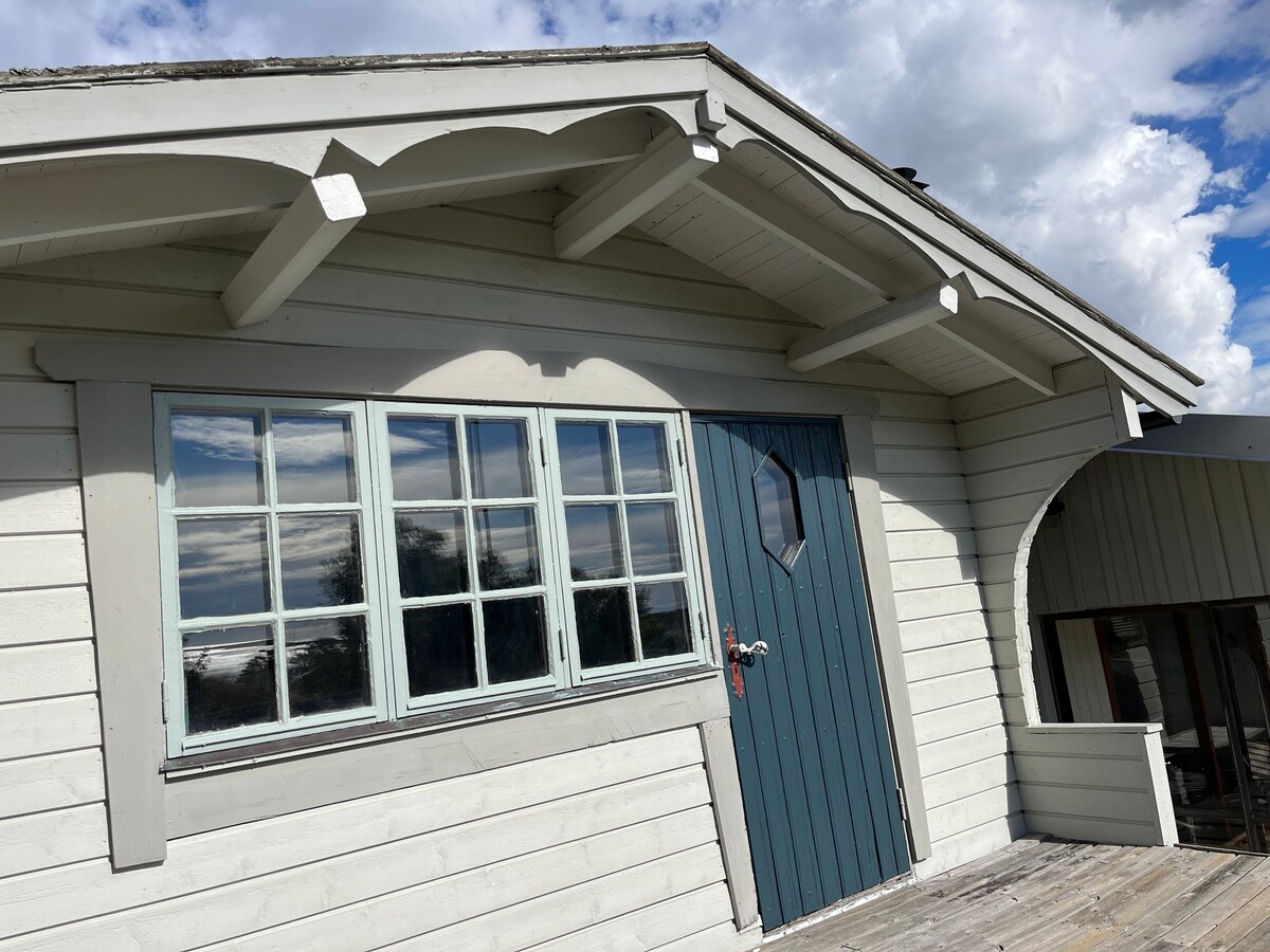 Lillstugan. K dispozícii je dvojlôžková posteľ, poschodová posteľ, ako aj umývadlo. 