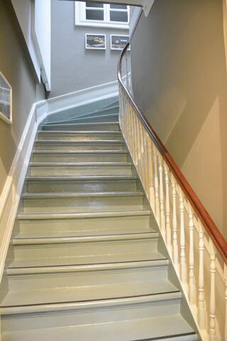 Fine Arts – 4 room house gallery image 3