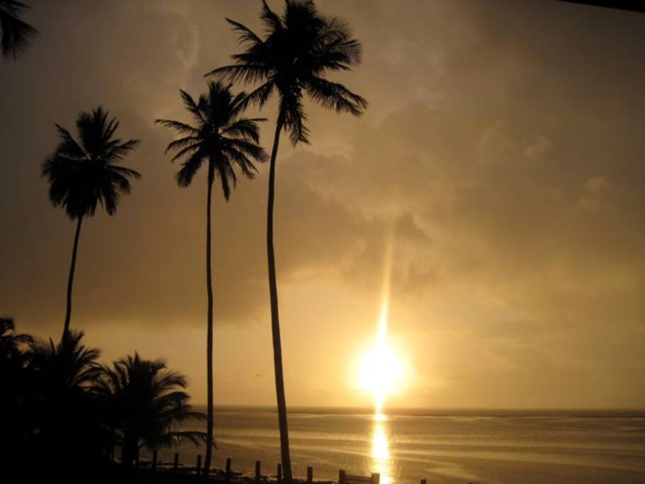 O sol nascendo atrás de Salvador. Vale à pena acordar cedo e aproveitar cada momento da sua estadia.