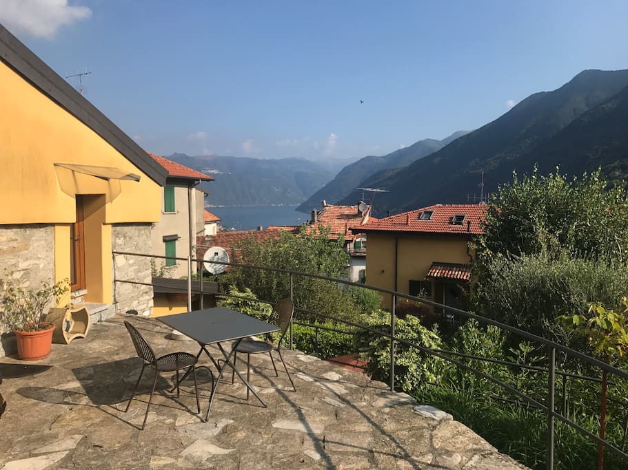 Guests' terrace with lake view / Terrazzo ad uso esclusivo degli ospiti, con vista su lago e montagne