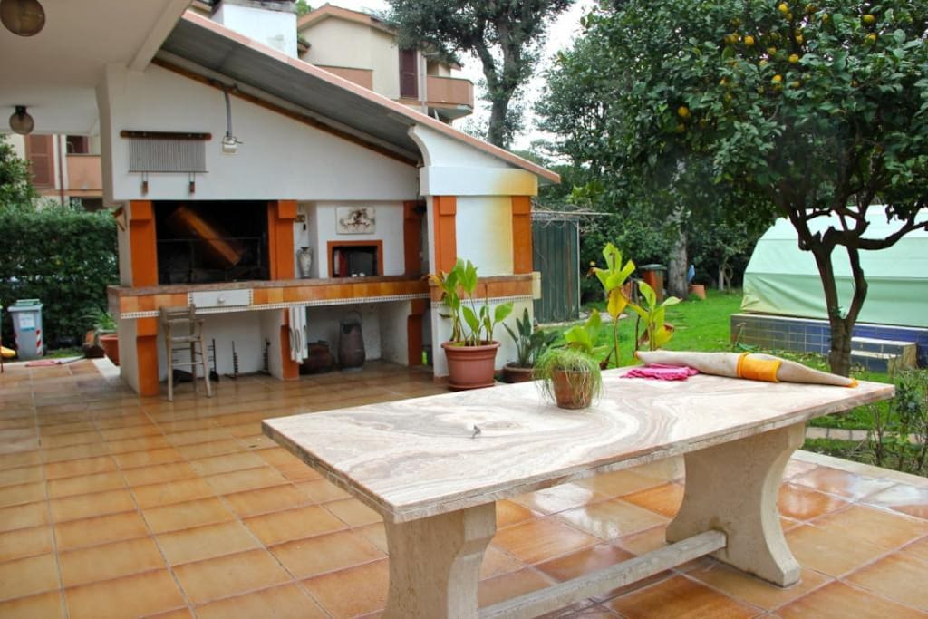 veranda con BBQ e forno a legna
verandah with BBQ and woodfired clay oven