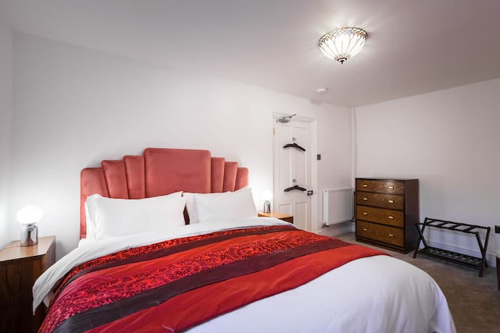 ห้องนอน 1. เตียงขนาดคิงไซส์พิเศษพร้อมที่นอนซีลลี่เพื่อให้นอนหลับสบาย