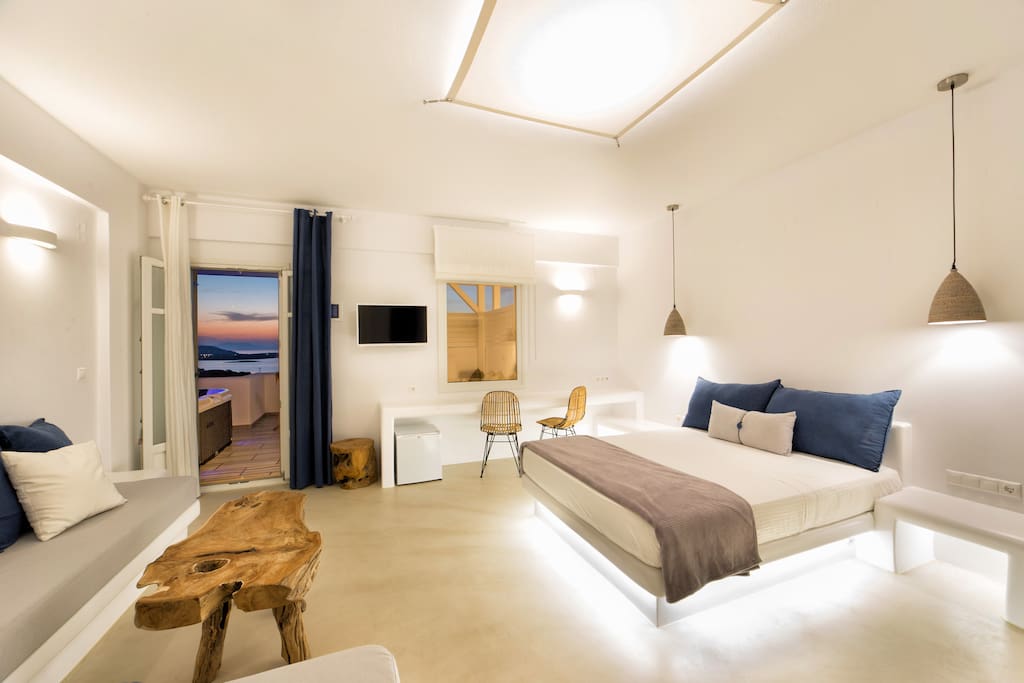 Superior Suite
Located on the ground floor, this suite offers sea view and a terrace with outdoor hot tub. It features an elegant white-washed bedroom.