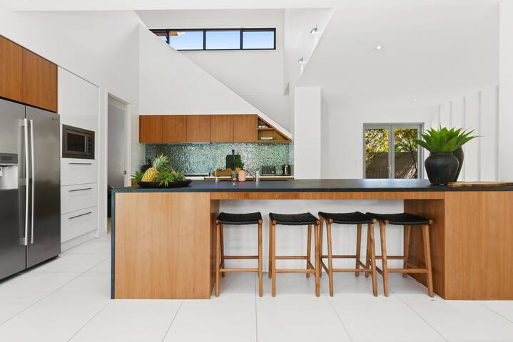 Witta Circle – Walk to Hastings St & Noosa Beach gallery image 3