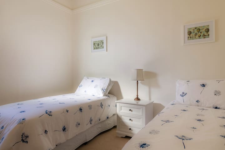 Vous apprécierez sûrement le thème des montgolfières et le confort général de la chambre double.
