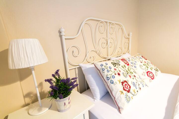 Classic Apartment (Garden View) gallery image 3