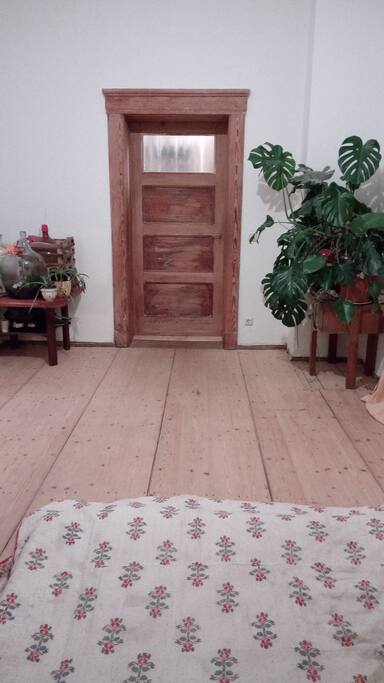 room 1 ( is connected to an atelier with a other sleeping zone)