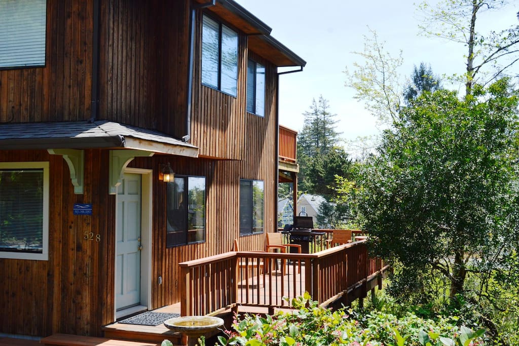 Entrance into Little Apple Cottage. South facing ocean view deck with a patio table for 4 and a new Gas BBQ