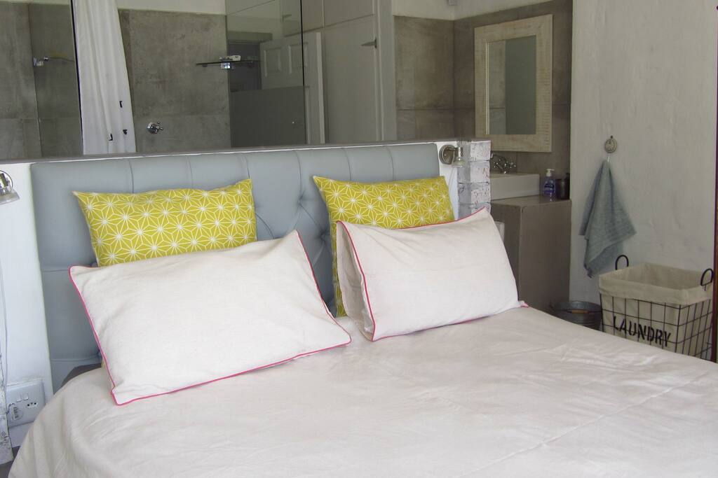 Main bedroom (queen)