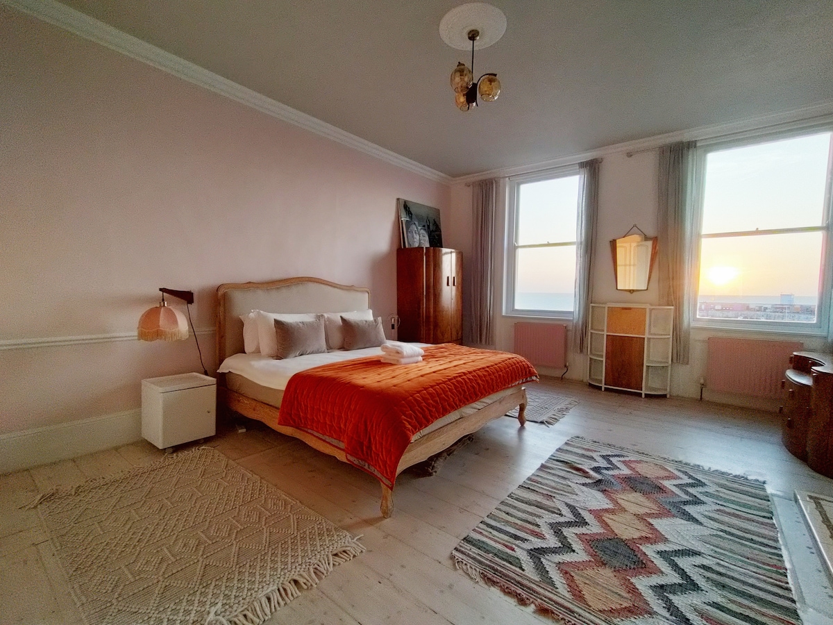 ห้องนอนวิวทะเลสุดๆ: 

เตียงซูเปอร์คิงไซส์ - ผ้าปูที่นอนไม้โอ๊คแข็ง + ที่นอนเทมเปอร์สุดหรู

ผ้าปูที่นอน - ผ้าฝ้ายอียิปต์
เฟอร์นิเจอร์นุ่มๆ - ผ้าลินิน 100% ผ้าขนสัตว์กำมะหยี่
เฟอร์นิเจอร์วินเทจ - เบอร์วอลนัทยุค 1930

หน้าต่าง - มู่ลี่กระจกอะคูสติก