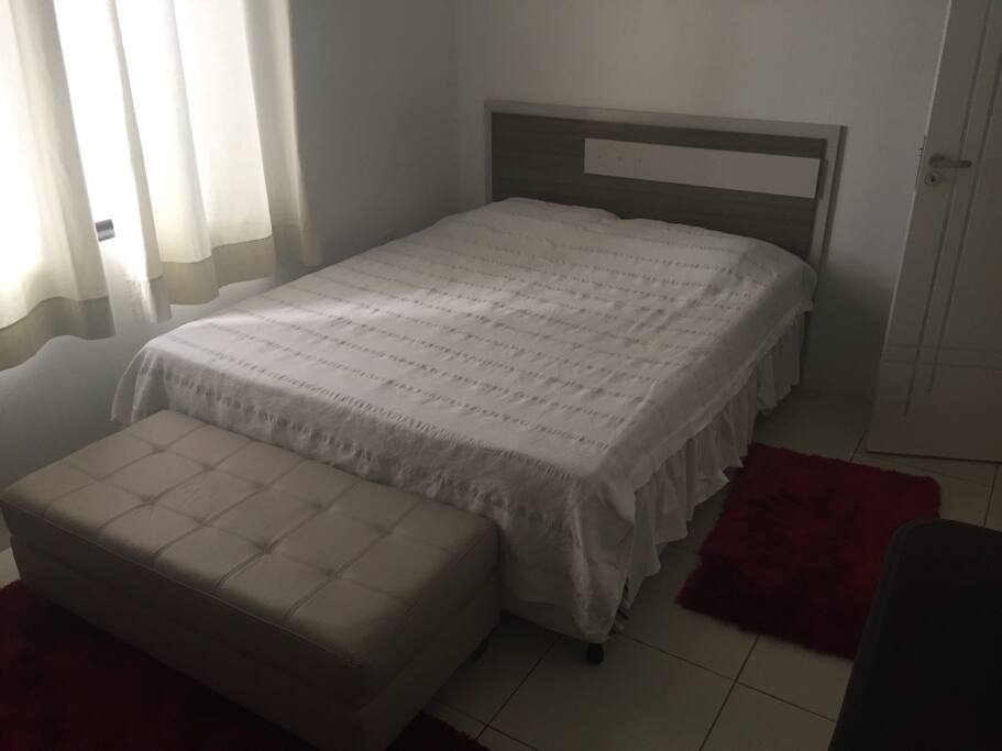 Cama queen nova.