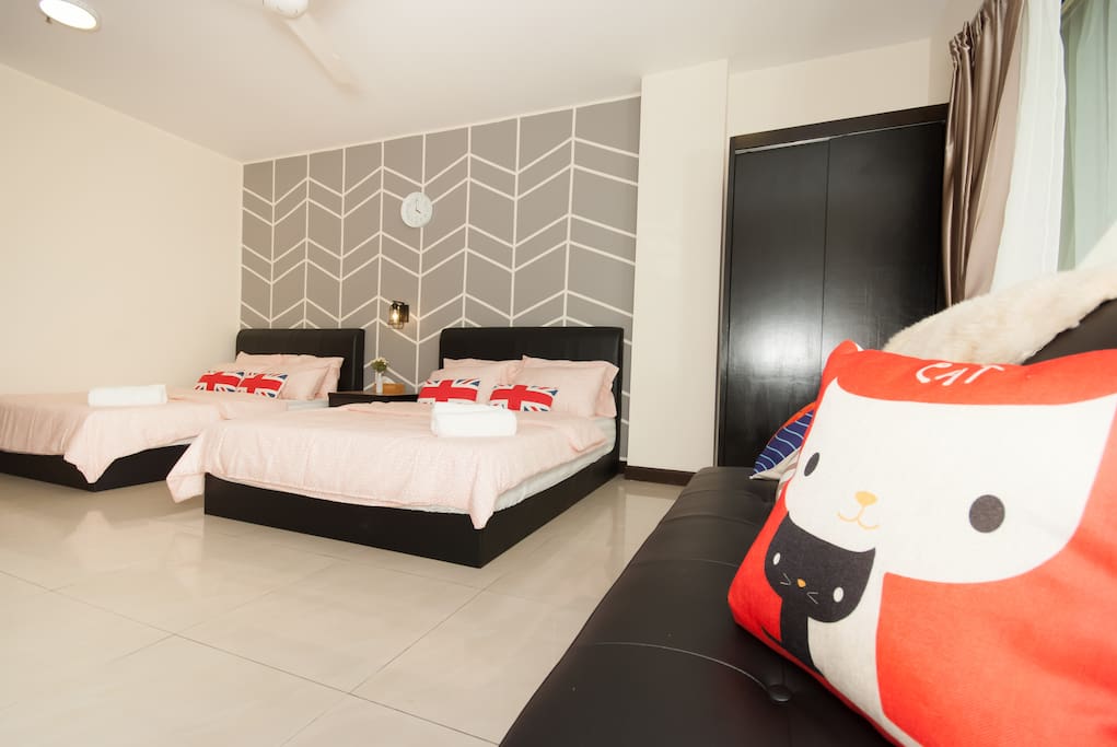Amazing Family suites (2-7pax), Two queen beds, 1 sofa bed,1 floor mattress, ALL Brand NEW!!