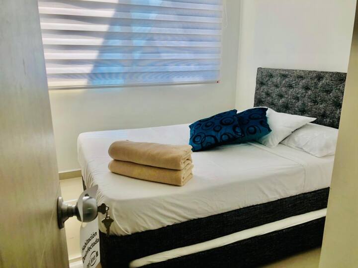 Dhoma e dytë, me ajër të kondicionuar, të verbër, ndërprerje dhe dollap