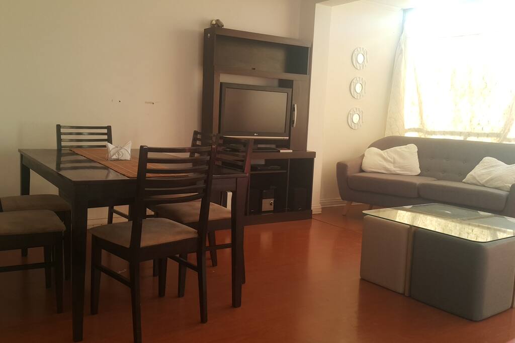 Comedor para 6 personas y living equipado con tv y wi-fi