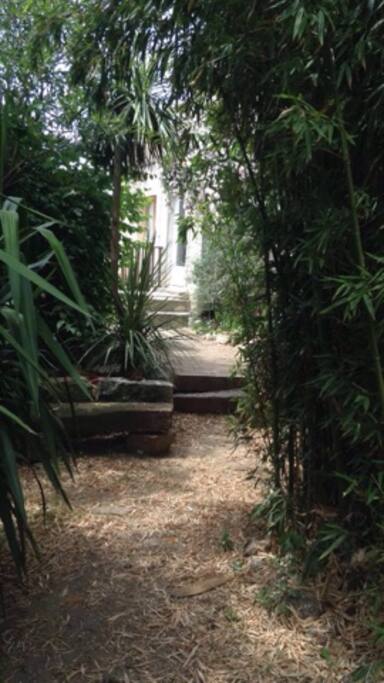 Accès au rez-de-jardin par le jardin
