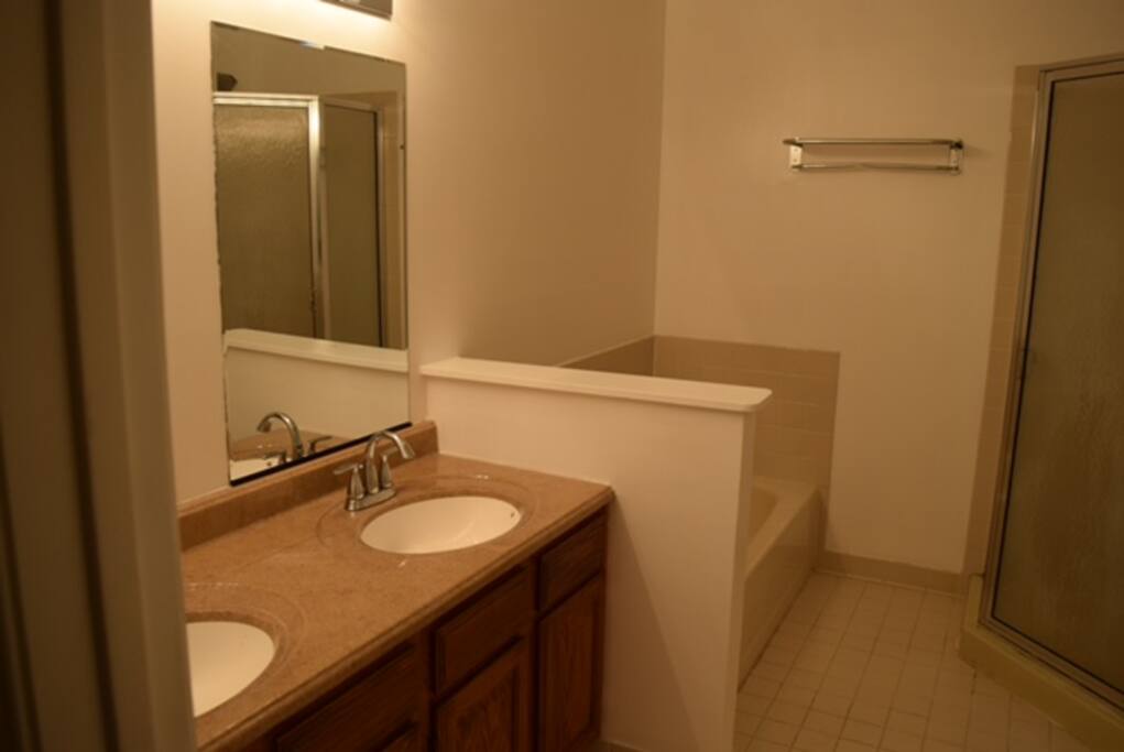 Master Bath w/tub and shower