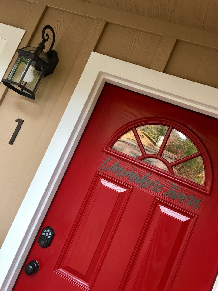 NEW Downtown Winemakers Tavern 577 Main Street Apartments for Rent