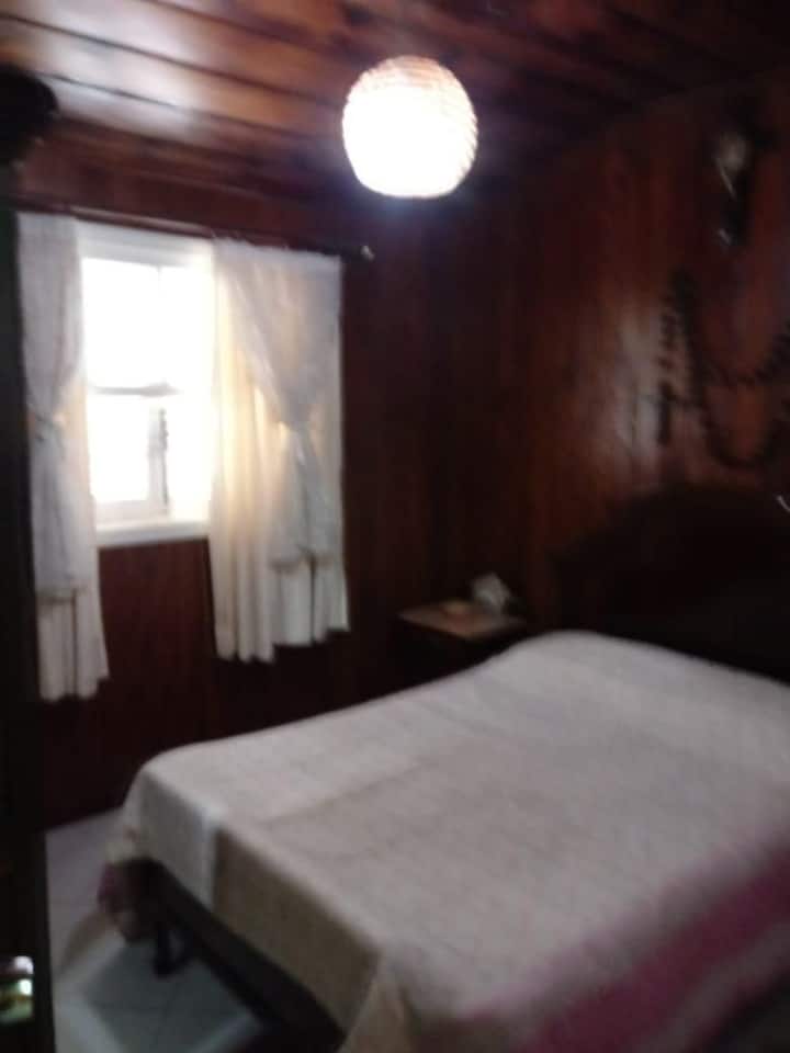 Primer dormitorio con una cama matrimonial