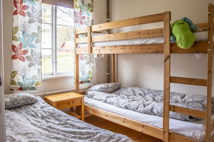 El segundo dormitorio. Una litera más una cama individual.