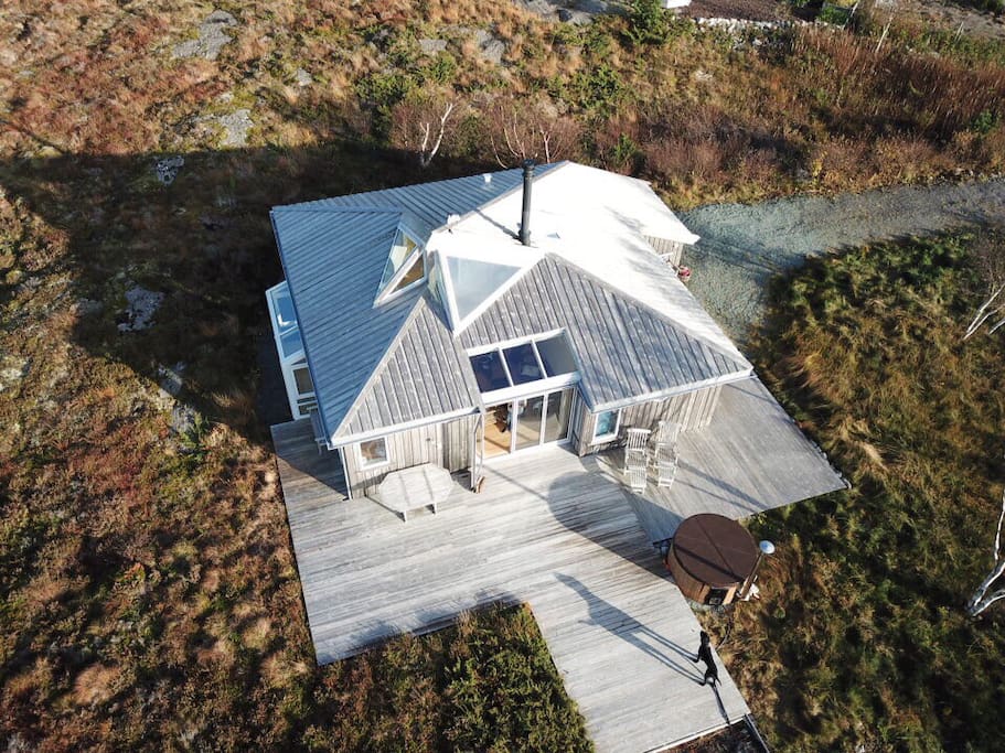 Hytta med badestamp fra drone