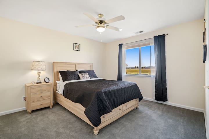 Bedroom 2, queen bed